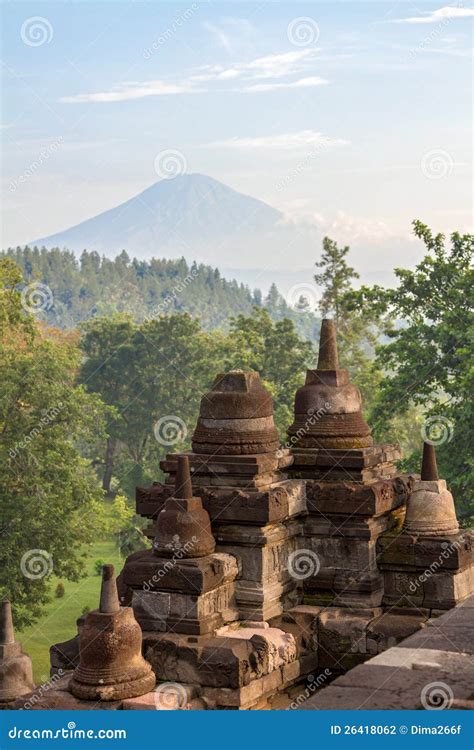 Świątynia Borobudur: Wzgórze Buddyjskie z Widokiem na Wulkan Merapi!