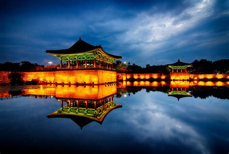 Gyeongju's Anapji Pond: Ancient Echoes and Tranquil Reflections!