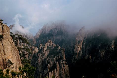  Huangshan (Yellow Mountain) - misty peaks and breathtaking vistas for the adventurous soul!