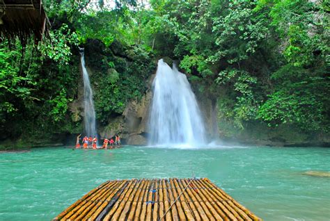 Kawasan Falls: Krystaliczne Oazy i Niezapomniane Przeżycia!