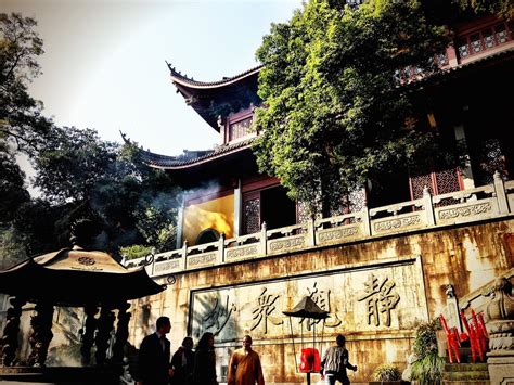 Pagoda Soaring Above Clouds: Witnessing the Splendor of Lingyin Temple in Hangzhou!