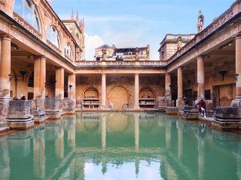  The Roman Baths: Płynąca Historia i Zapach Starożytności!