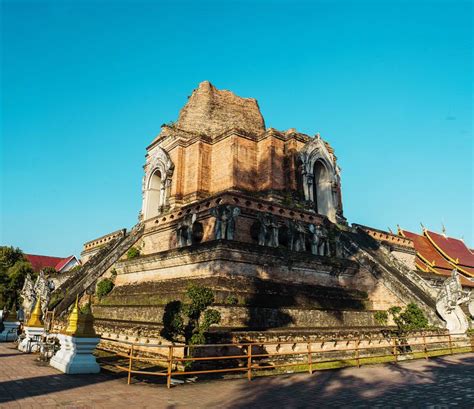  Wat Pho: Sanktuarium Buddyjskie i Gigantyczny Posąg Leżącego Buddy!