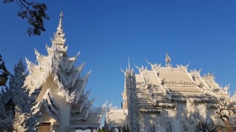  Wat Rong Khun: Perła architektoniczna w kształcie białej śnieżyny!